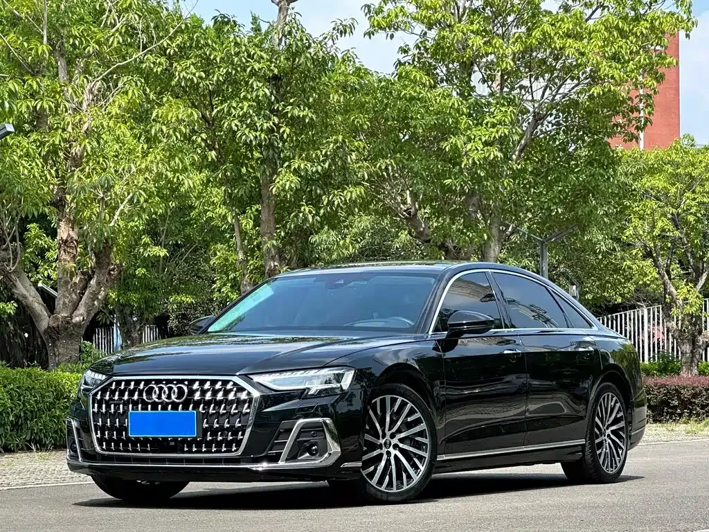 Audi A8 — фото 1
