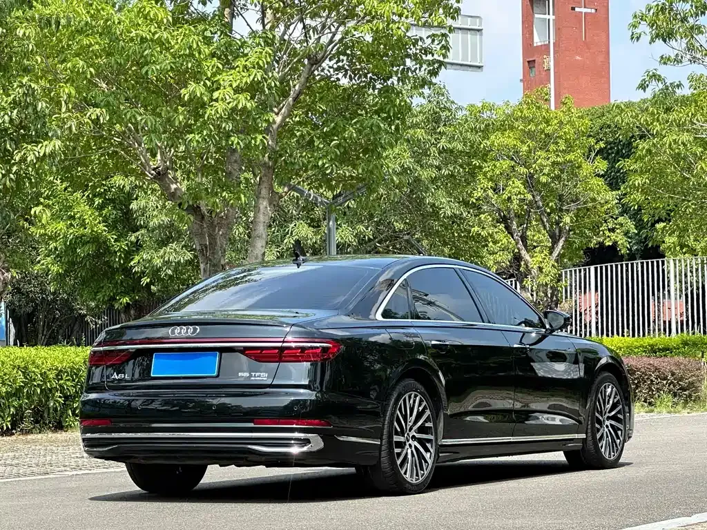 Audi A8 — фото 9