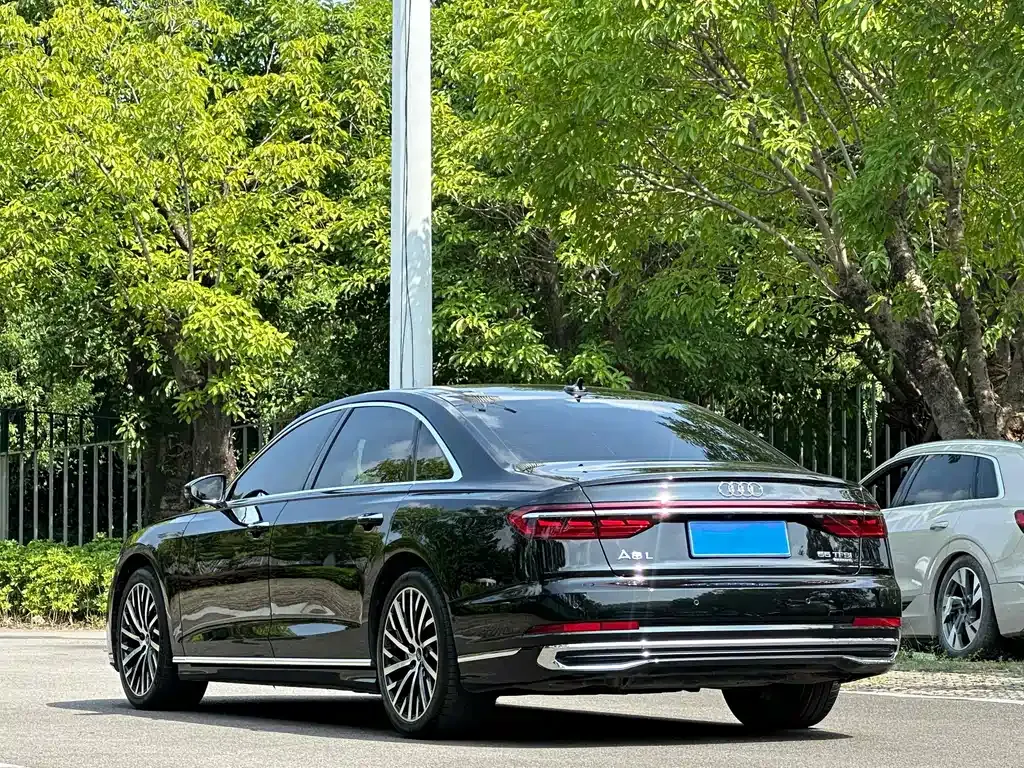 Audi A8 — фото 8