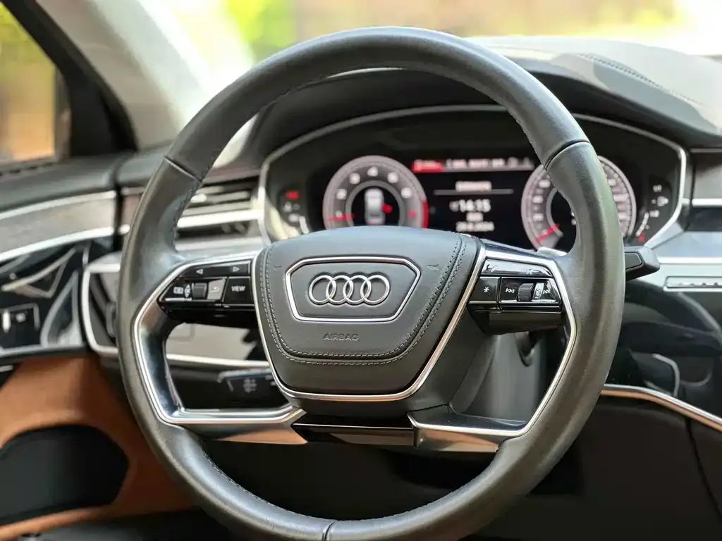Audi A8 — фото 2