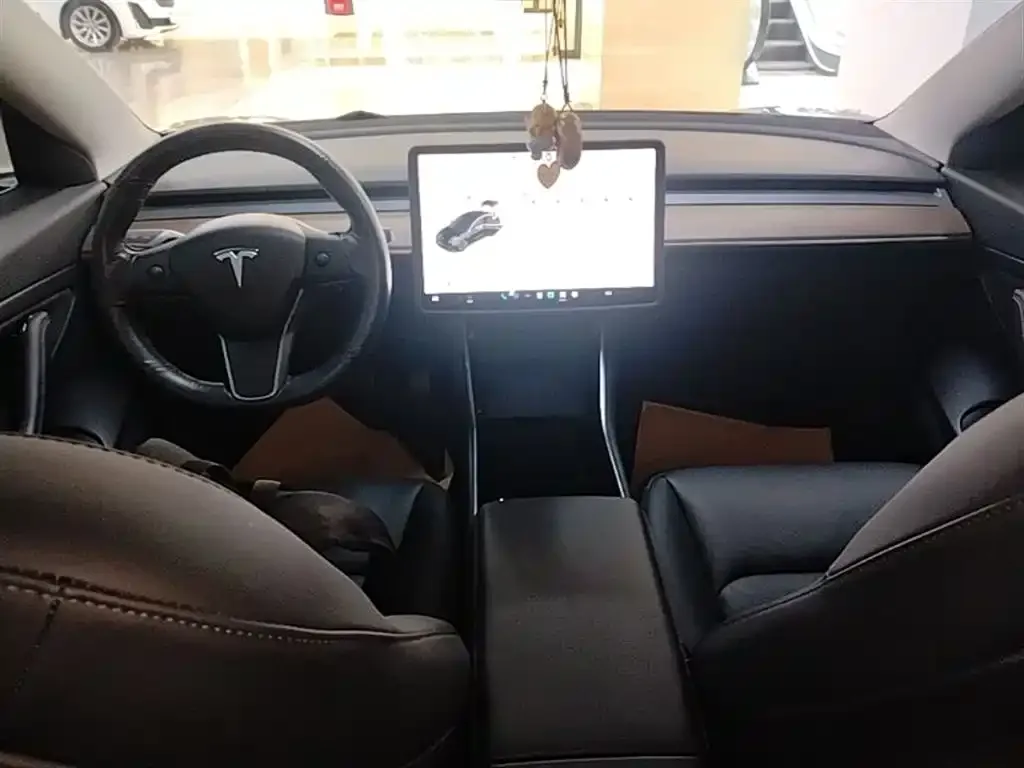 Tesla Model 3 — фото 2