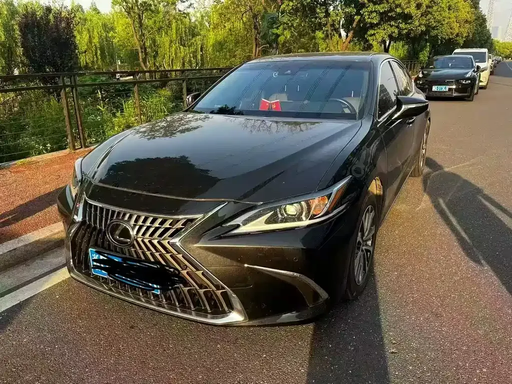 Lexus ES — фото 1