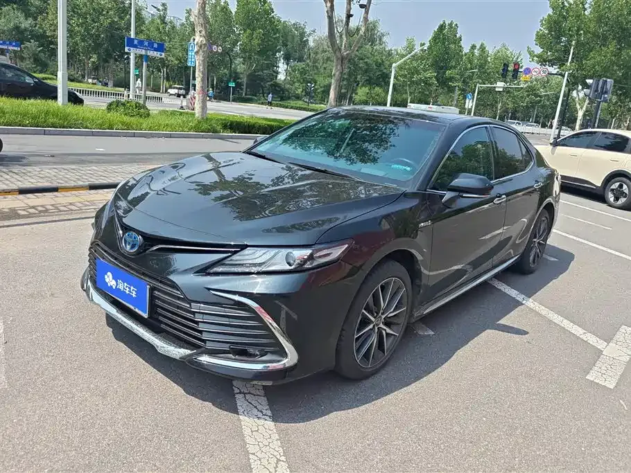 Toyota Camry — фото 1