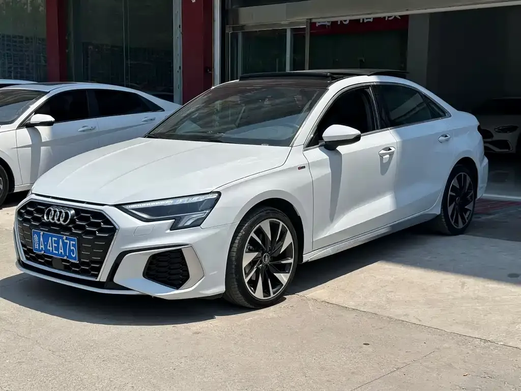 Audi A3 — фото 1