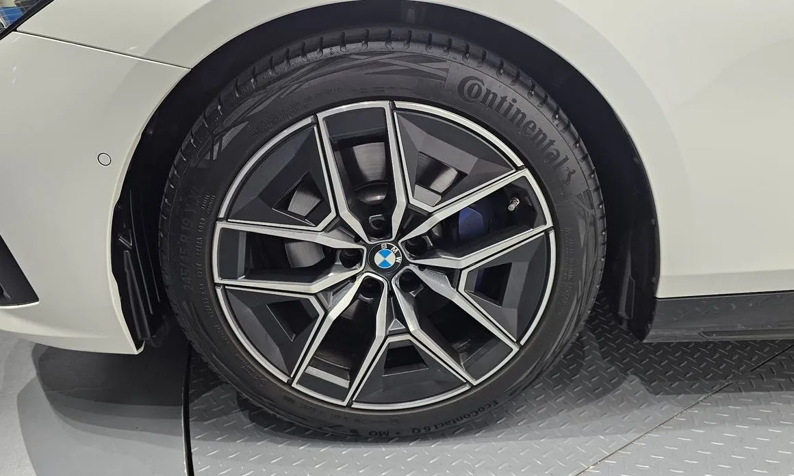 BMW 5-Series 2025 из KR, фото 2