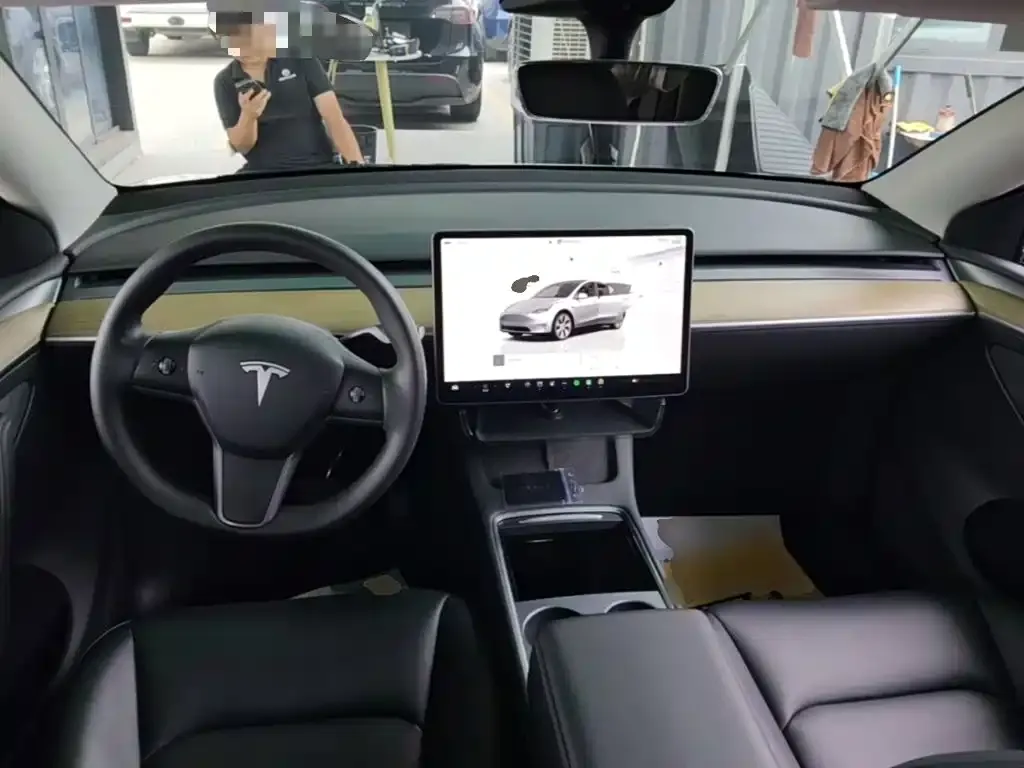 Tesla Model Y — фото 10