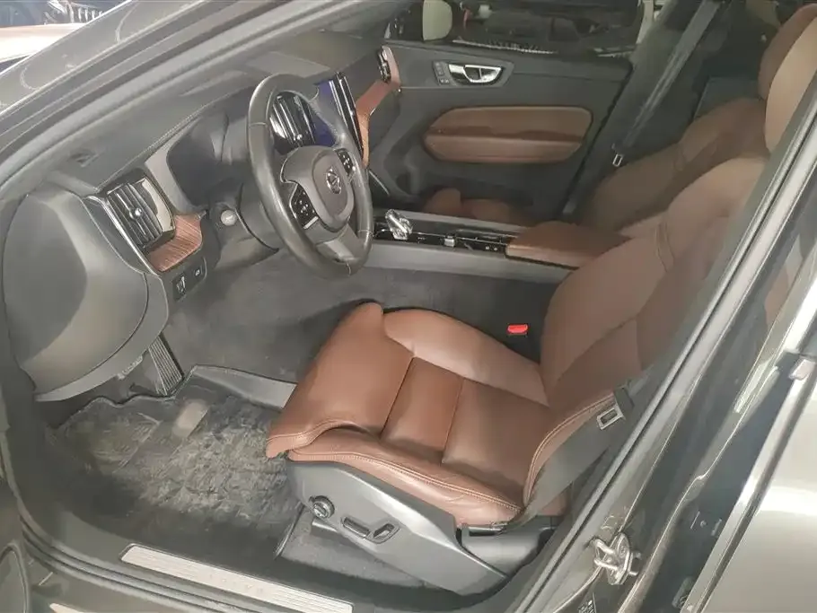 Volvo XC60 — фото 10