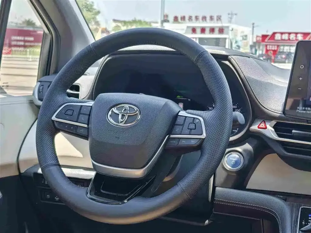 Toyota Sienna — фото 7