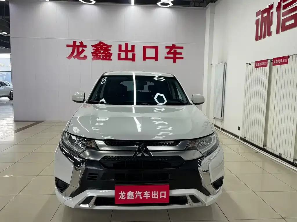 Mitsubishi Outlander — фото 1