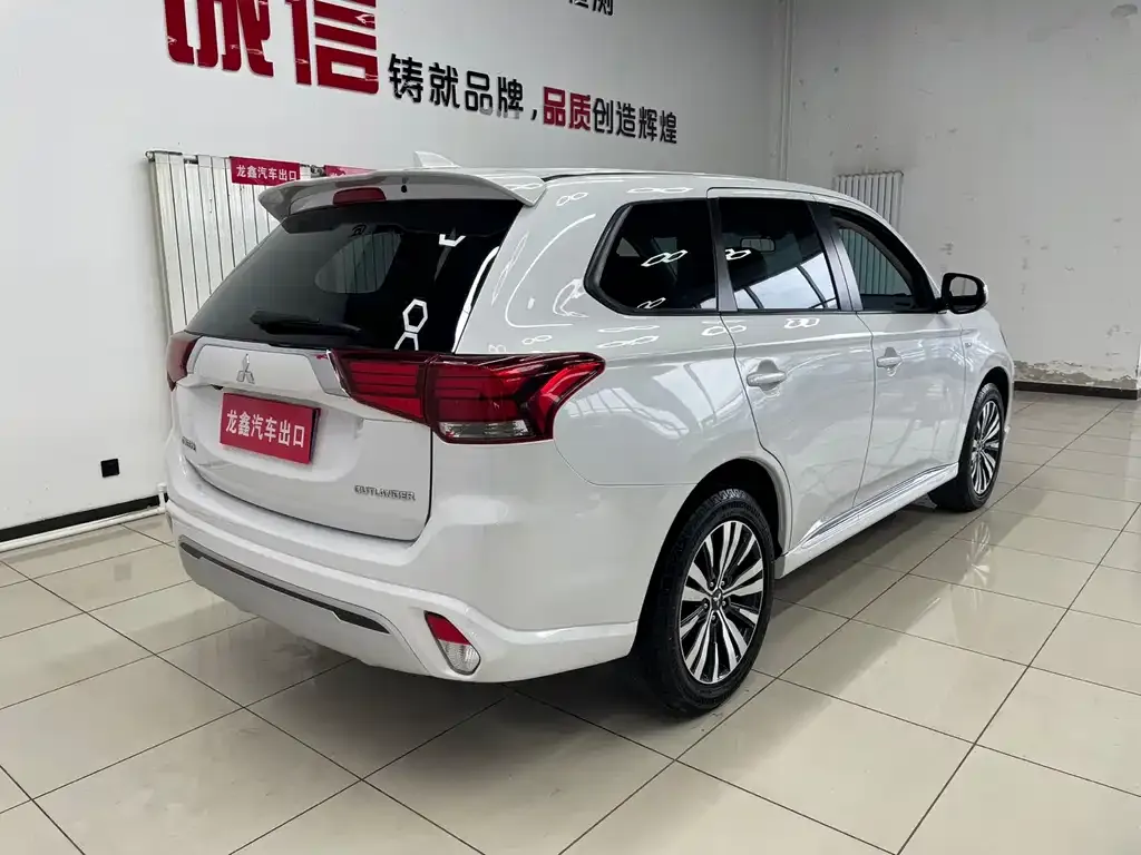 Mitsubishi Outlander — фото 9