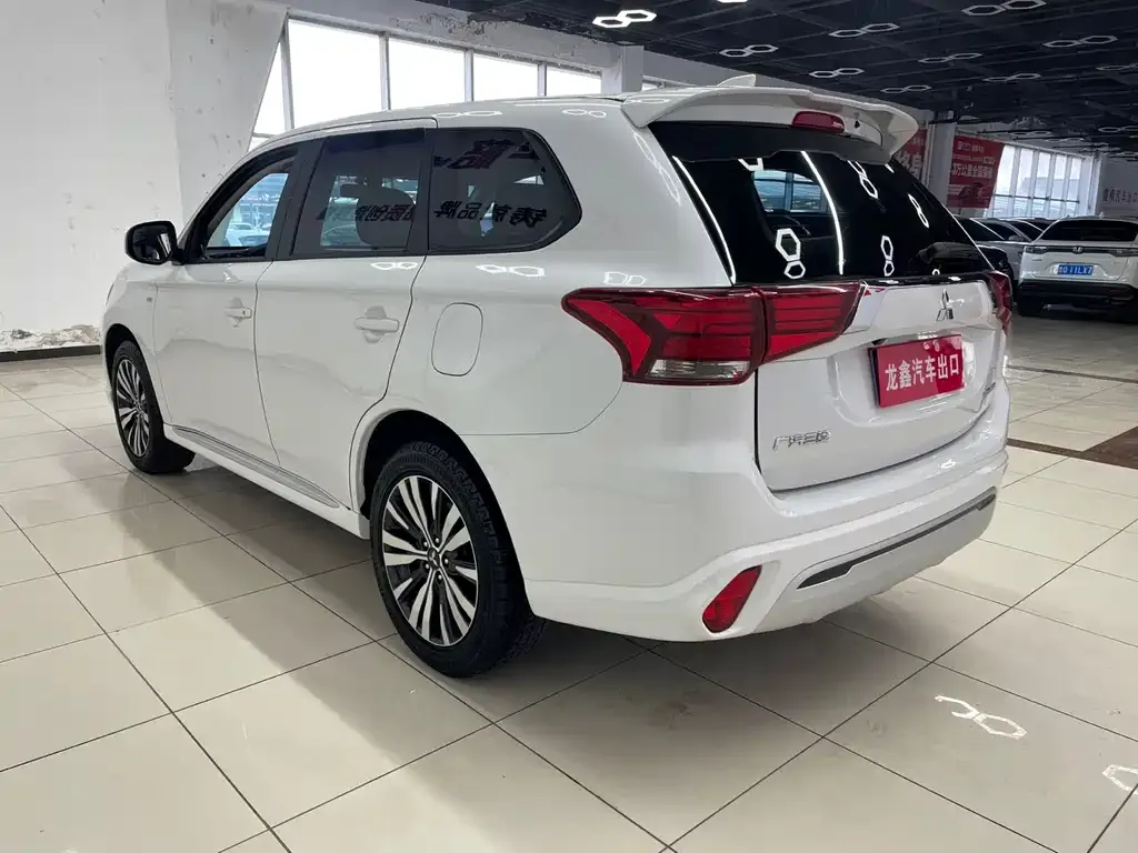 Mitsubishi Outlander — фото 2