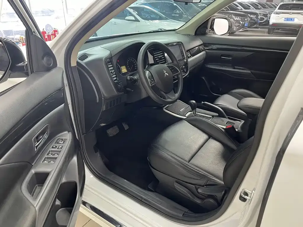 Mitsubishi Outlander — фото 10