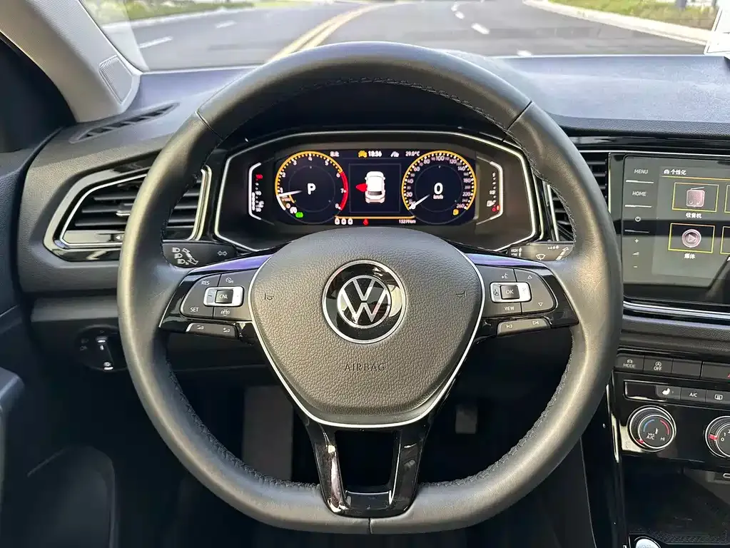 Volkswagen T-Roc — фото 2