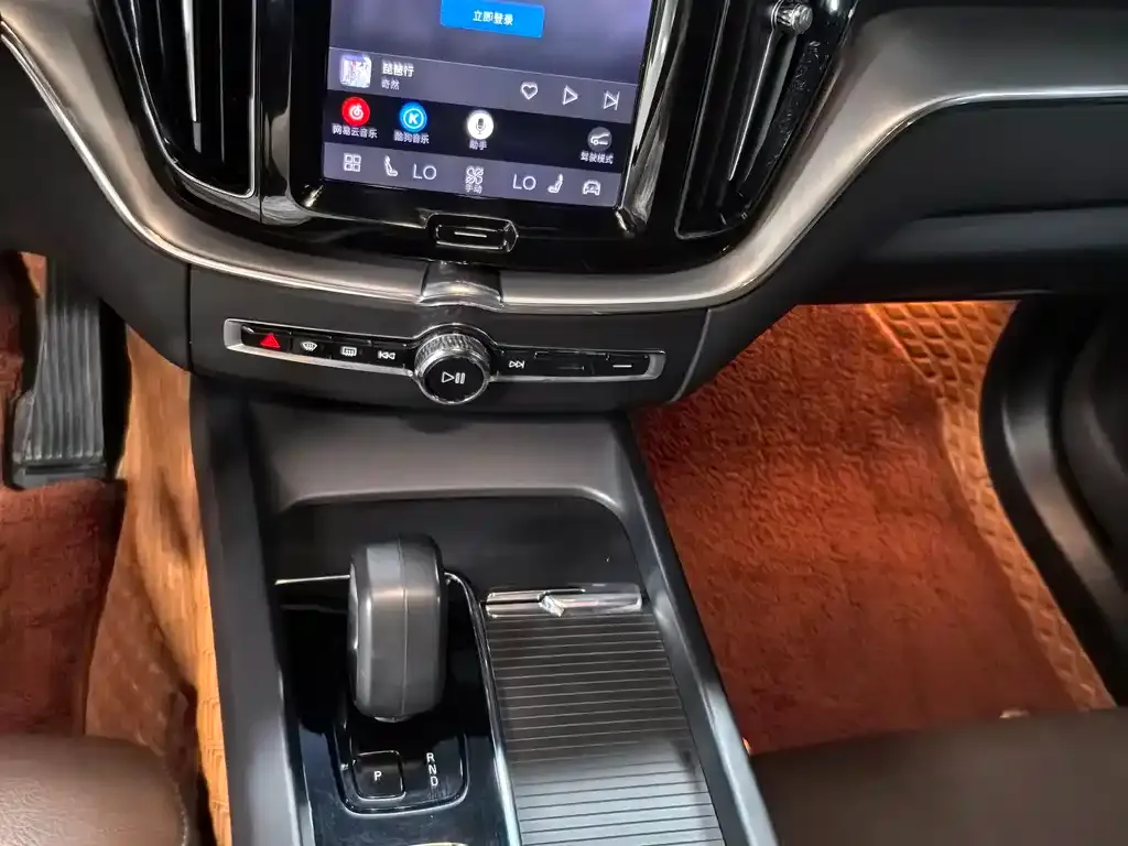 Volvo XC60 — фото 10