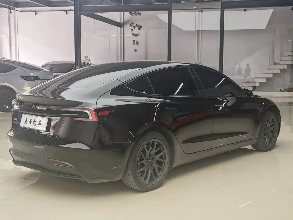 Tesla Model 3 — фото 5