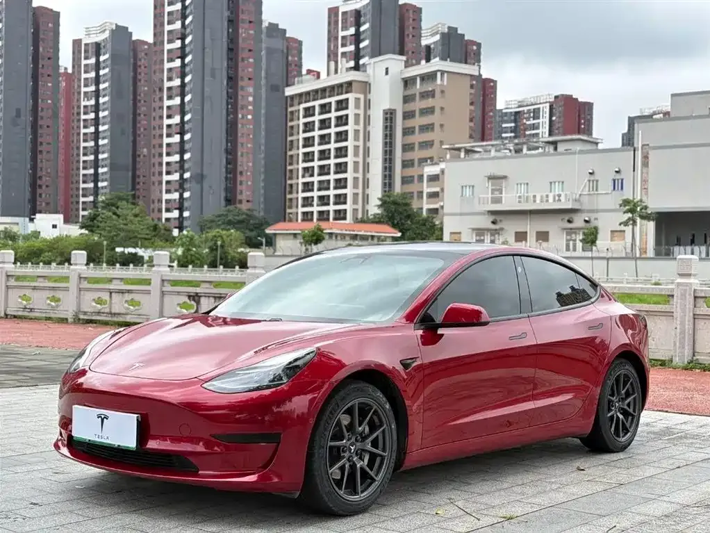 Tesla Model 3 — фото 1