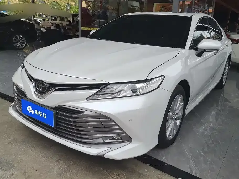 Toyota Camry — фото 1