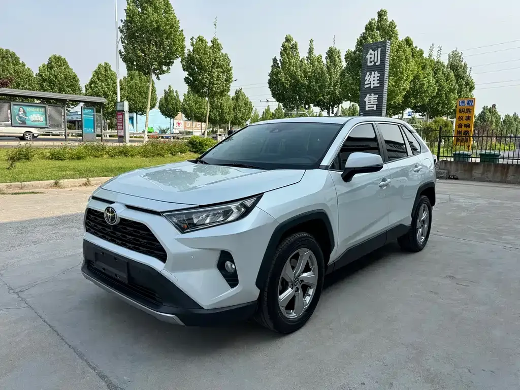 Toyota RAV4 — фото 1