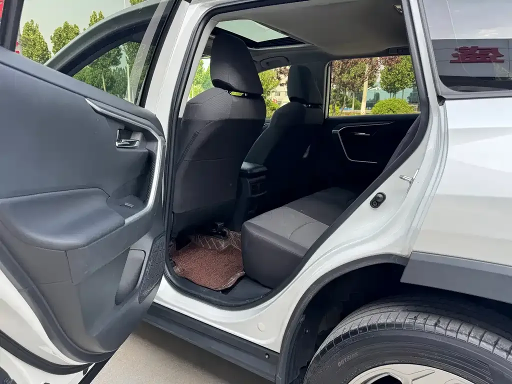 Toyota RAV4 — фото 9