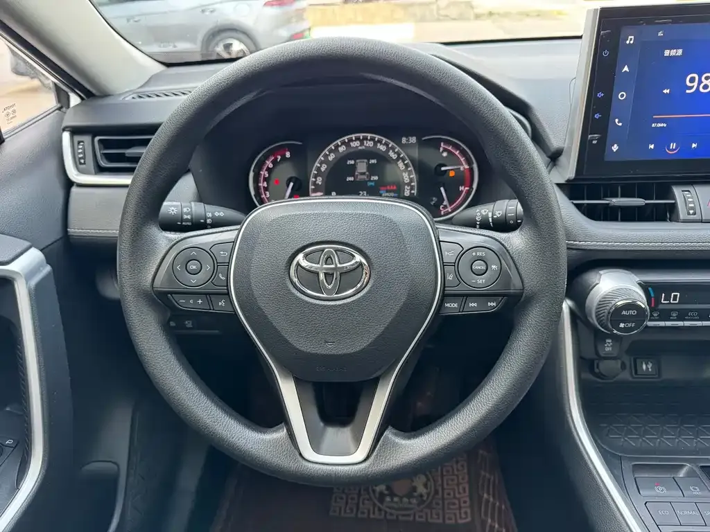 Toyota RAV4 — фото 8