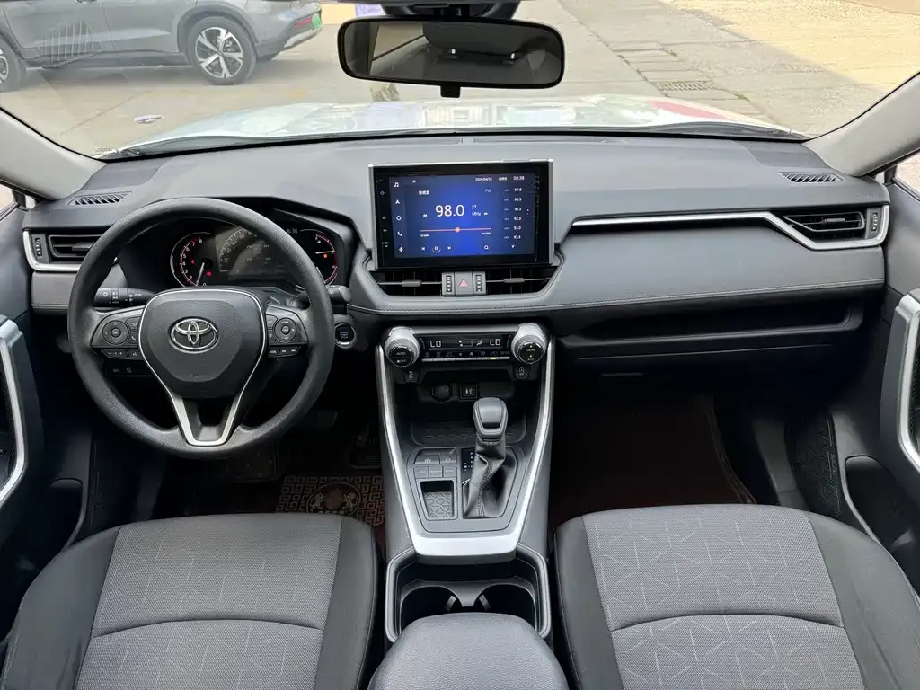 Toyota RAV4 — фото 6
