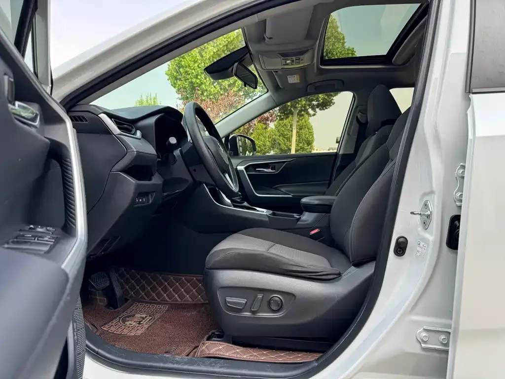 Toyota RAV4 — фото 4