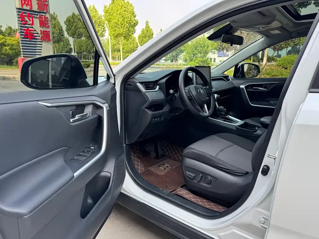 Toyota RAV4 — фото 5