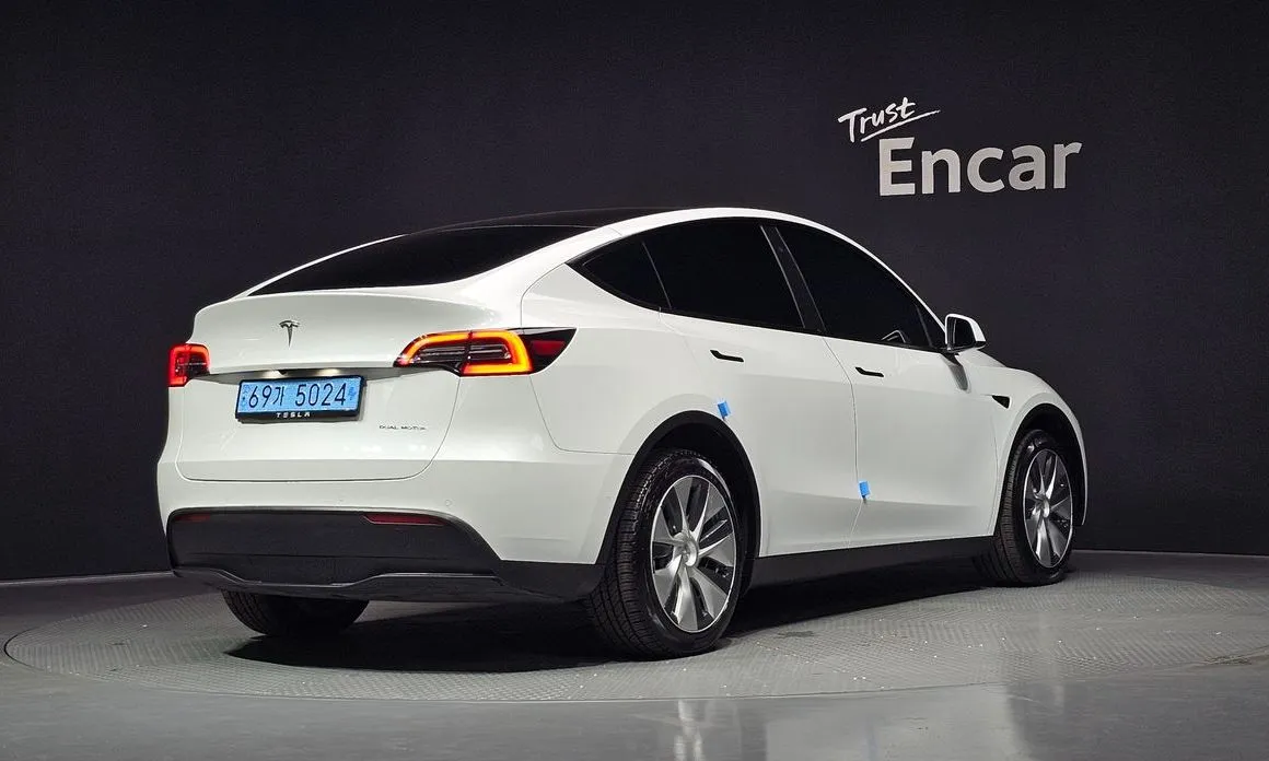 Tesla Model Y — фото 10