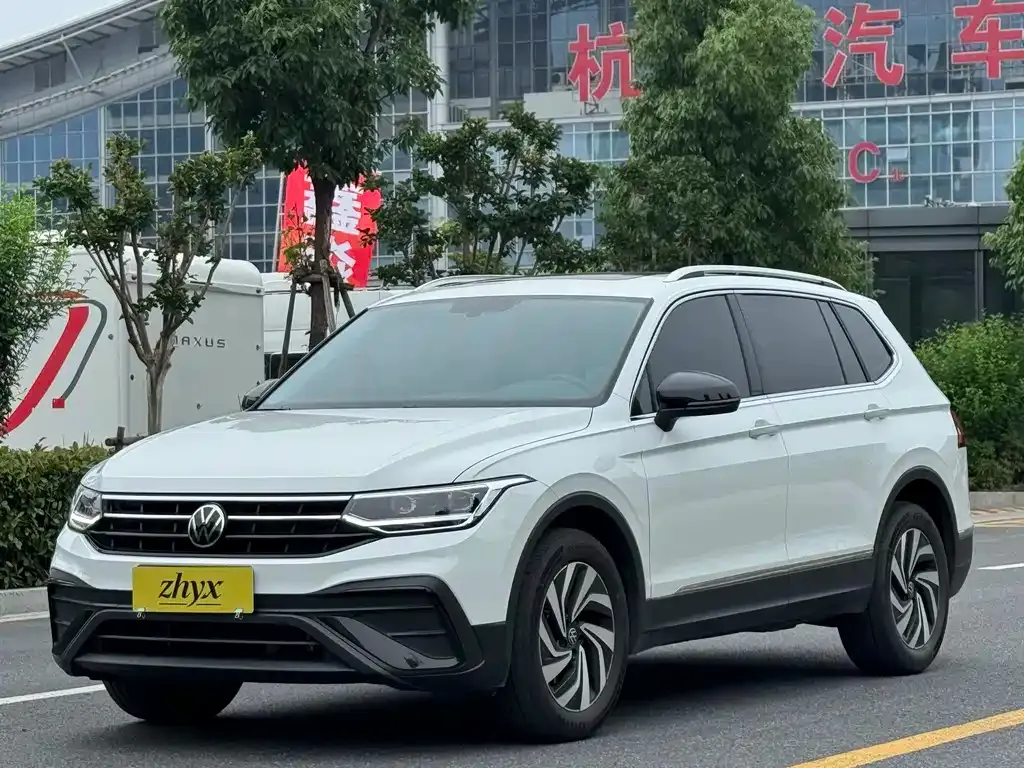 Volkswagen Tiguan L — фото 1