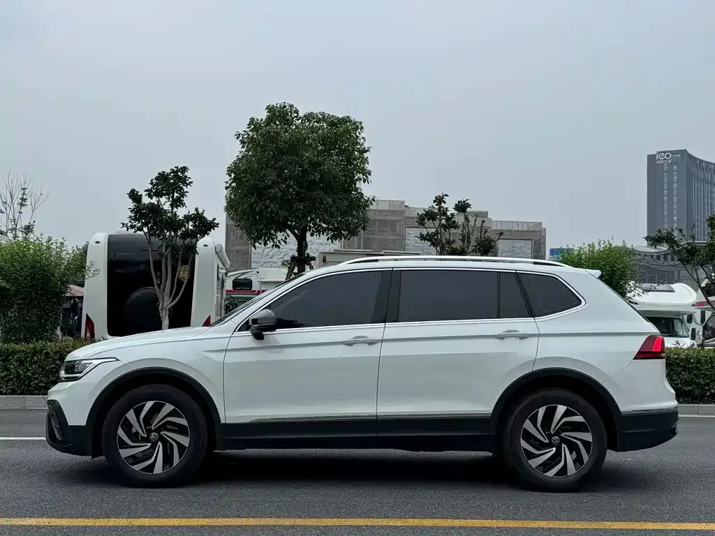 Volkswagen Tiguan L — фото 4