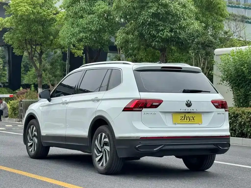 Volkswagen Tiguan L — фото 10