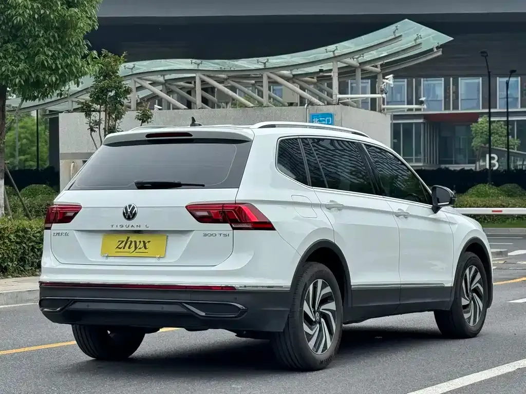 Volkswagen Tiguan L — фото 9