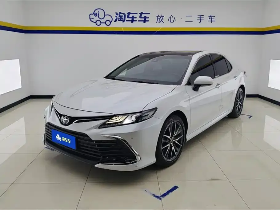 Toyota Camry — фото 1