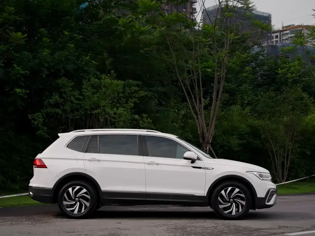 Volkswagen Tiguan L — фото 10