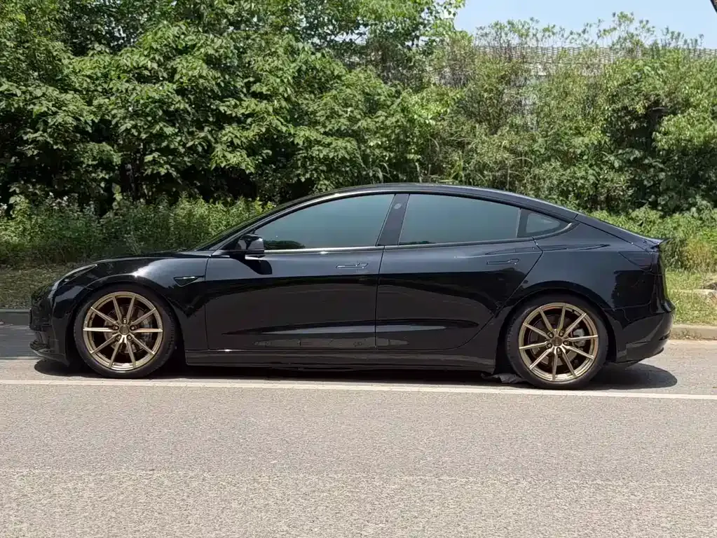 Tesla Model 3 — фото 10