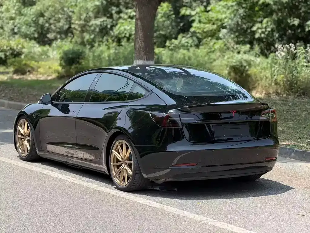 Tesla Model 3 — фото 4