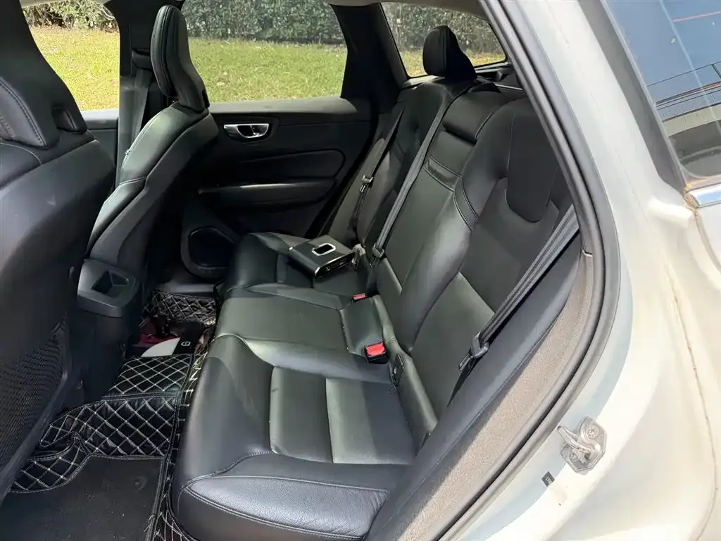 Volvo XC60 — фото 10