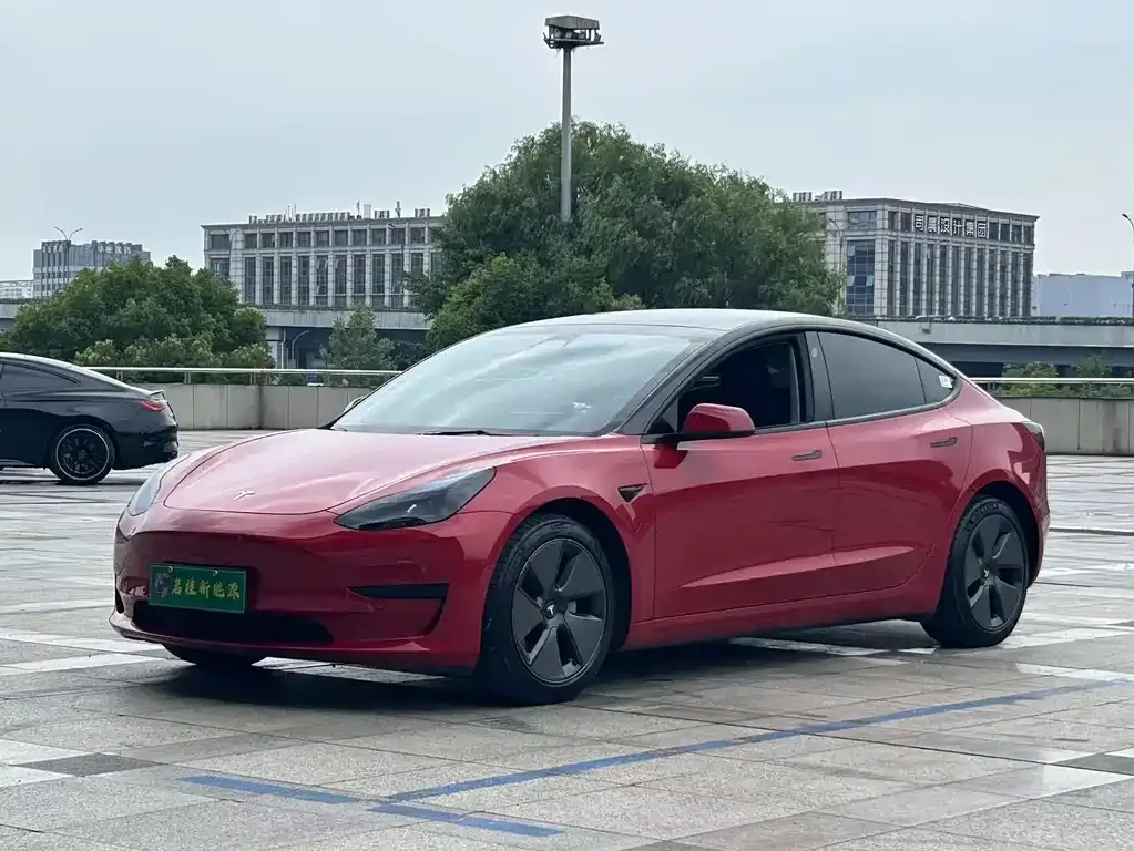 Tesla Model 3 — фото 1