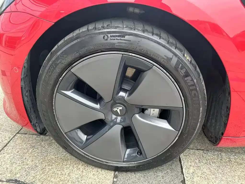 Tesla Model 3 — фото 10