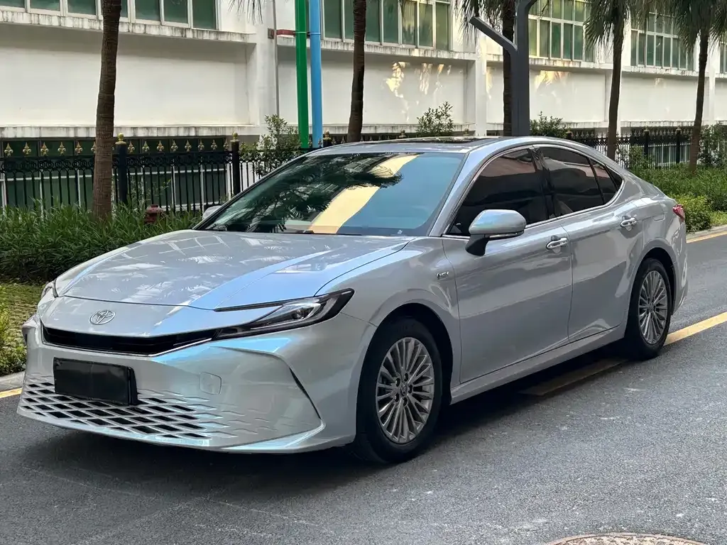 Toyota Camry — фото 1