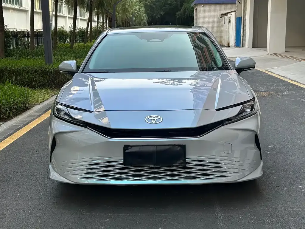 Toyota Camry — фото 5