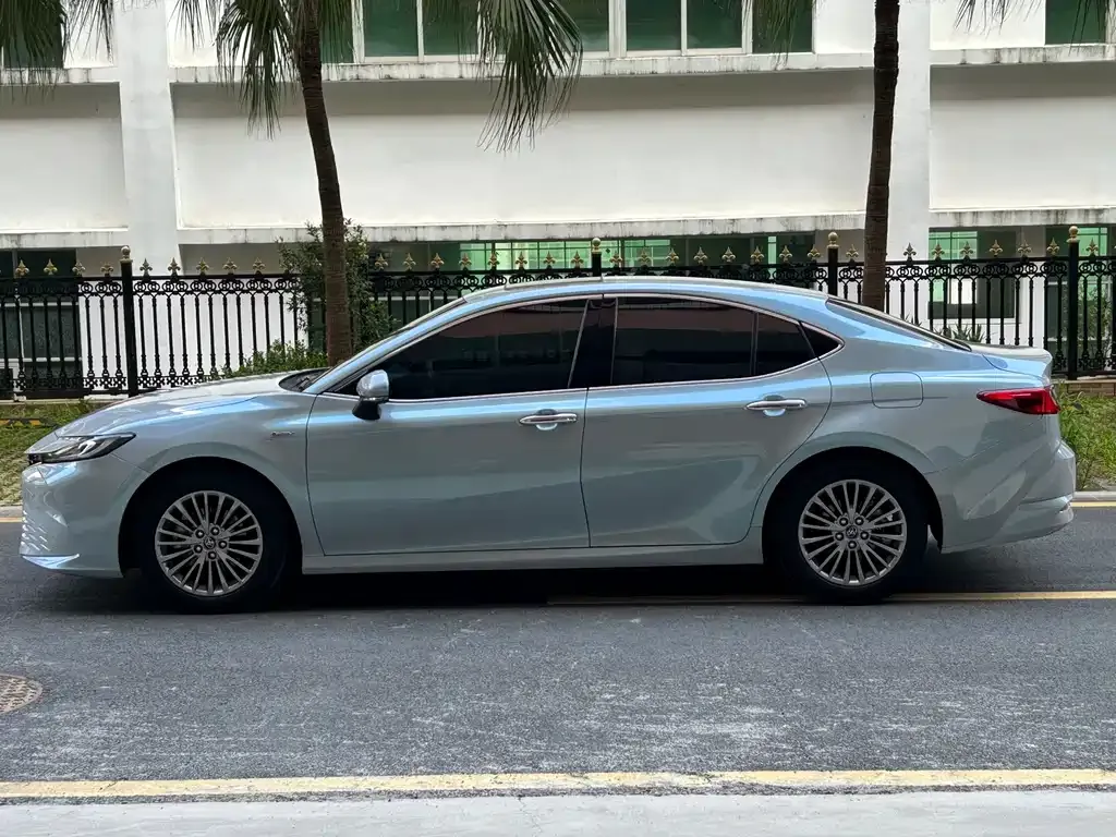 Toyota Camry — фото 10