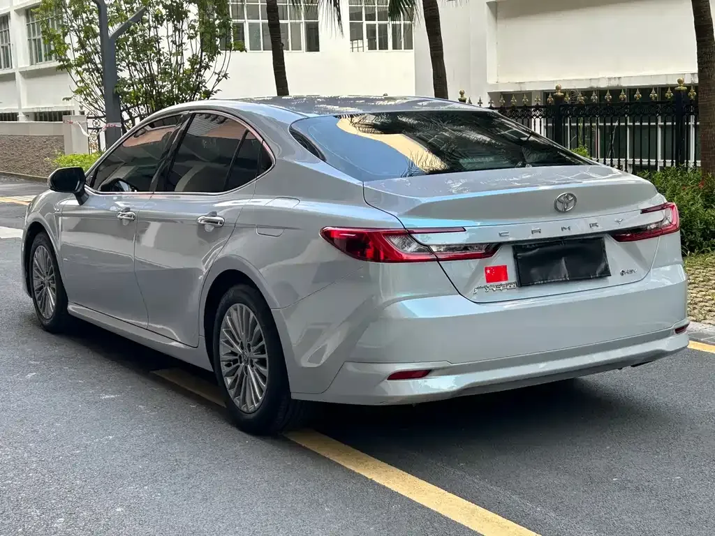 Toyota Camry — фото 9