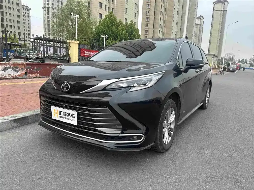 Toyota Sienna — фото 1