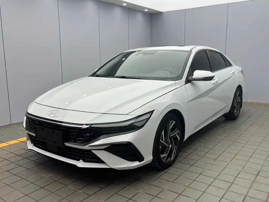 Hyundai Elantra — фото 1