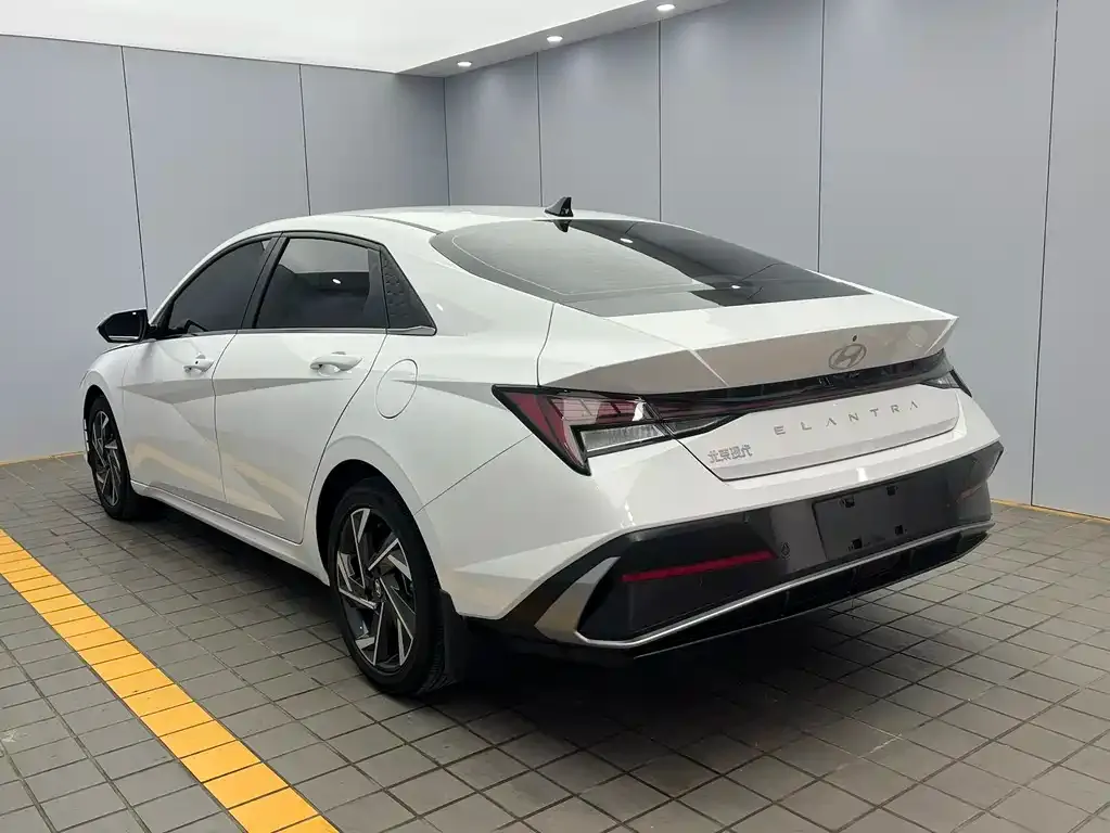 Hyundai Elantra — фото 6