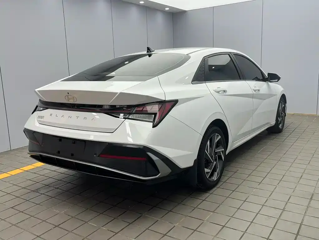Hyundai Elantra — фото 10