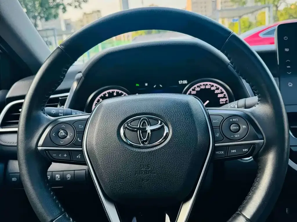 Toyota Camry — фото 2