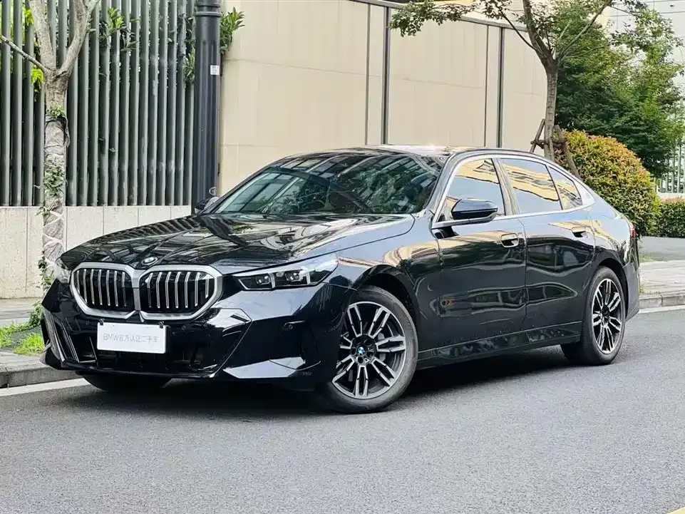 BMW 5 Series — фото 1