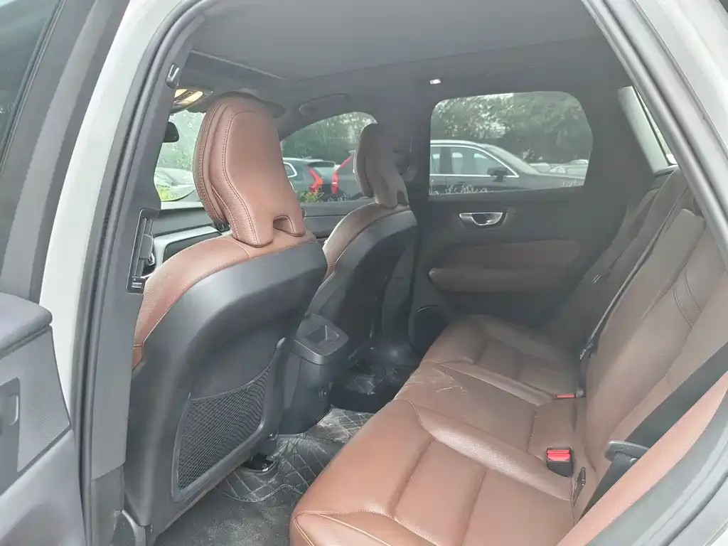 Volvo XC60 2023 из CN, фото 8